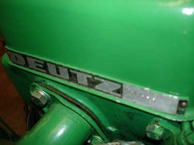 Motortypenschild mit motornummer Motorhaube.JPG
